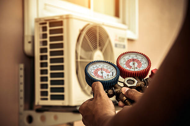 Professional Hvac technician working in Melbourne, IA